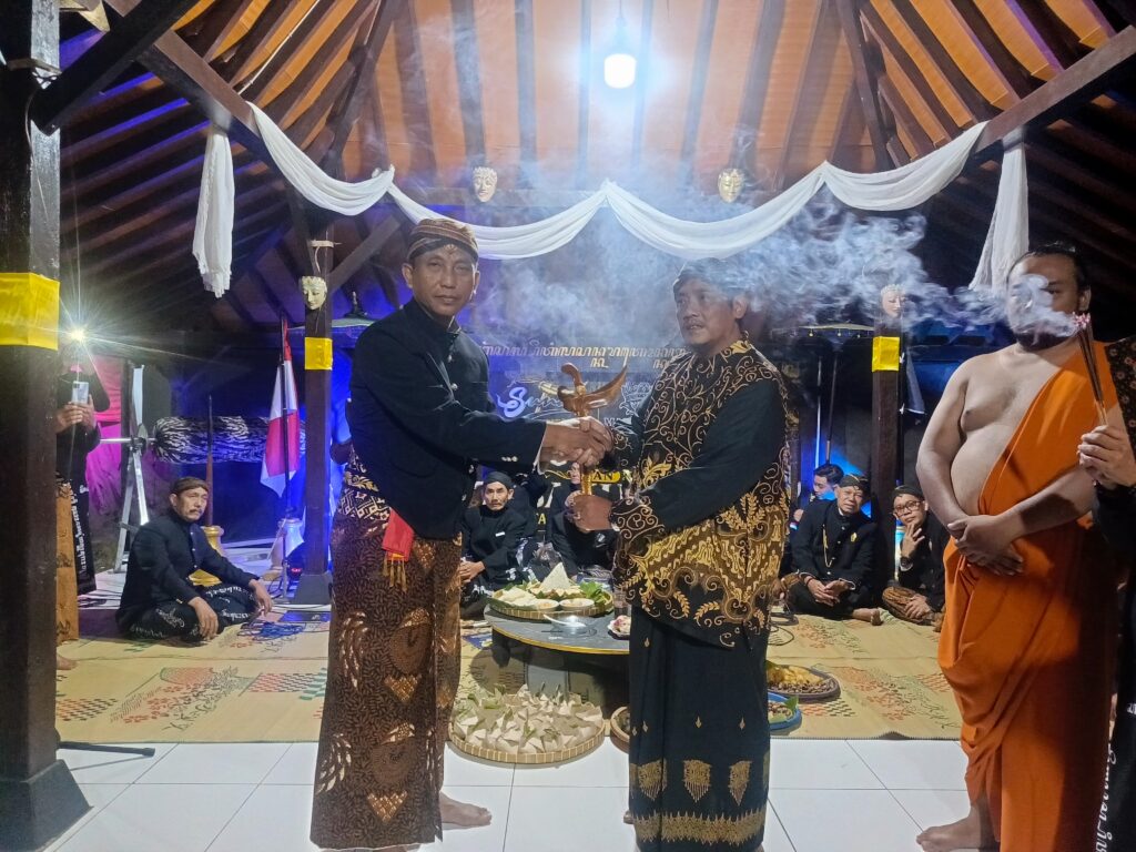 Penyerahan Keris Kyai Kertasura