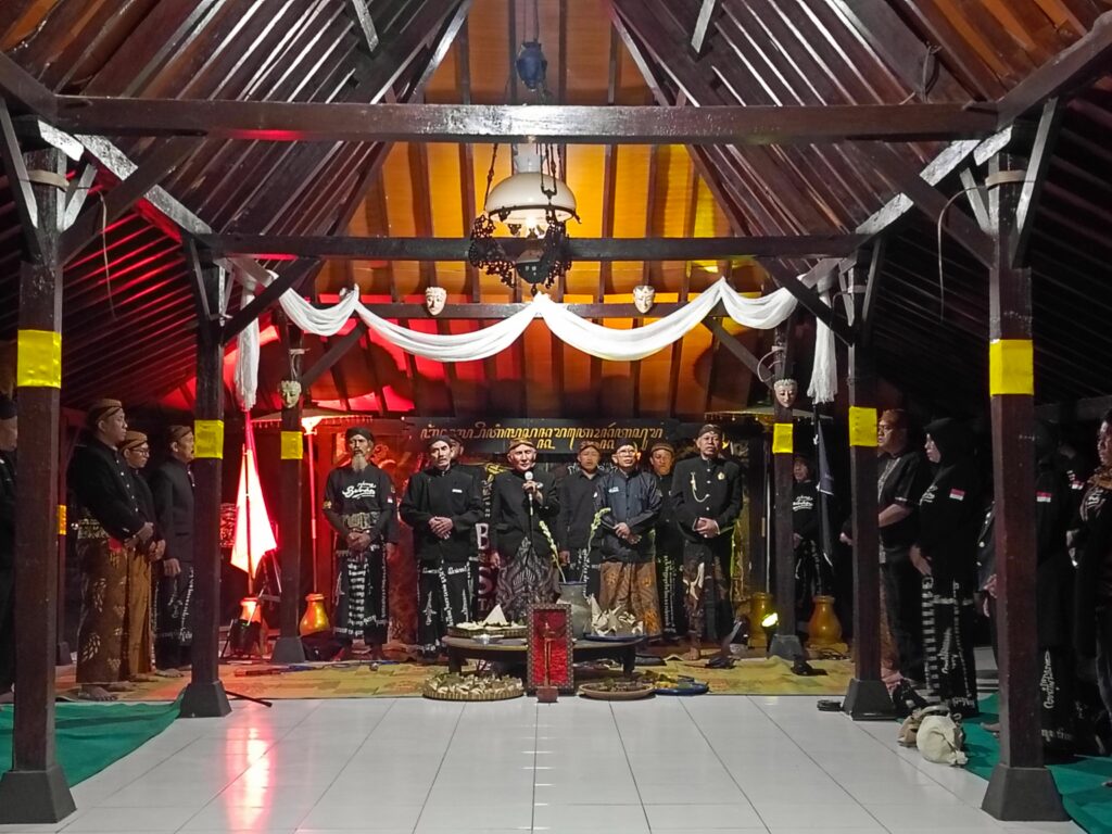 Penyerahan keris saat umbul donga di bangsal petilasan Keraton Kartasura, Sabtu (5/9/2026) malam.
