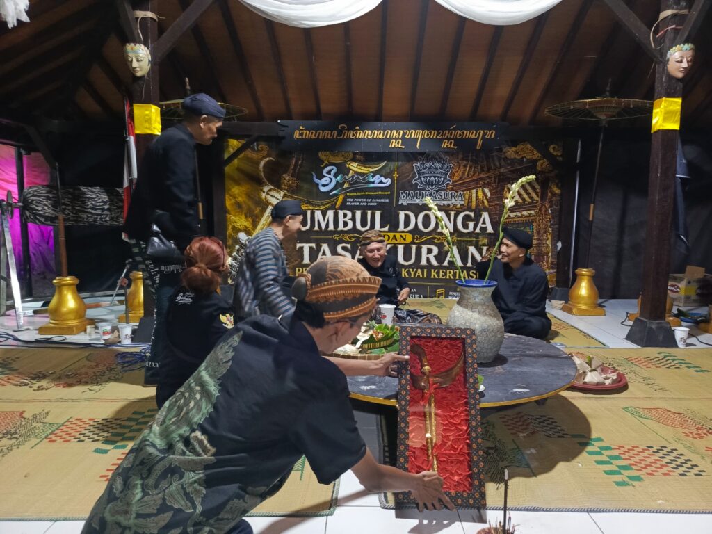 Penyerahan keris saat umbul donga di bangsal petilasan Keraton Kartasura, Sabtu (5/9/2026) malam