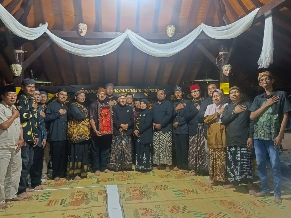 Penyerahan Keris Kyai Kertasura